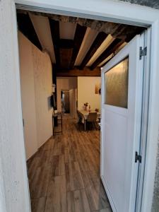 uma porta aberta para um quarto com uma mesa ao fundo em Apartman Zrinka em Jesenice