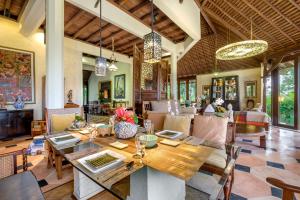 En restaurang eller annat matställe på Puri Naga Toya Bali -Escape with Style for Families