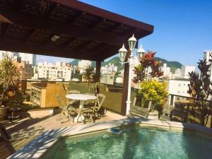 Bazén v ubytování Triplex Astúrias - Guarujá nebo v jeho okolí