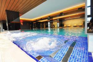una gran piscina de agua en un hotel en Ultra Lux full Residence with balcony near to Bomonti Hotel, en Estambul