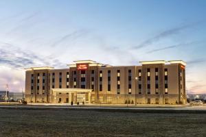 un gran edificio con un cartel encima en Hampton Inn & Suites Minooka, en Channahon