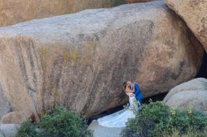Panna młoda stoi przed wielką skałą w obiekcie Boulders Resort & Spa Scottsdale, Curio Collection by Hilton w mieście Scottsdale
