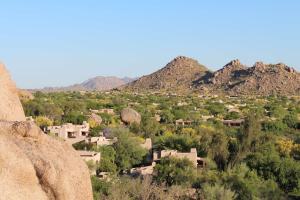un village au milieu d'un désert avec des montagnes dans l'établissement Boulders Resort & Spa Scottsdale, Curio Collection by Hilton, à Scottsdale