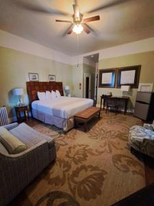 1 dormitorio grande con 1 cama y 1 sofá en The Gadsden Hotel, en Douglas