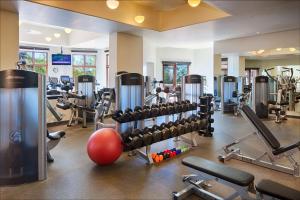Boulders Resort & Spa Scottsdale, Curio Collection by Hilton的健身中心和/或健身设施