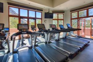 Boulders Resort & Spa Scottsdale, Curio Collection by Hilton的健身中心和/或健身设施