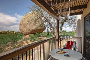 Boulders Resort & Spa Scottsdale, Curio Collection by Hilton的阳台或露台