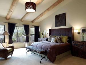 Boulders Resort & Spa Scottsdale, Curio Collection by Hilton客房内的一张或多张床位