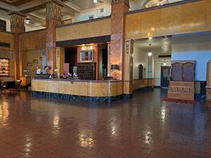 eine Lobby mit einer Bar in der Mitte eines Gebäudes in der Unterkunft The Gadsden Hotel in Douglas