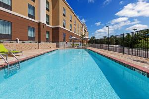 a large swimming pool in front of a building at Hampton Inn and Suites Georgetown/Austin North, TX in Georgetown