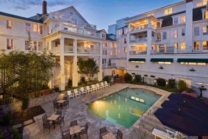 uma vista aérea de um hotel com uma piscina em The Partridge Inn Augusta, Curio Collection by Hilton em Augusta