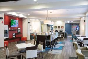 comedor con mesa y sillas en Hampton Inn & Suites - Toledo/Oregon, en Oregon