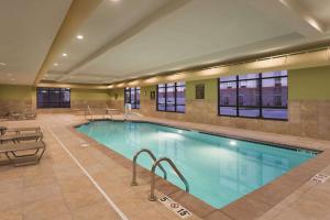 uma grande piscina num quarto de hotel em Homewood Suites by Hilton West Des Moines/SW Mall Area em West Des Moines