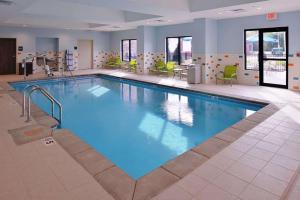 duży basen w pokoju hotelowym w obiekcie Hampton Inn Leavenworth w mieście Leavenworth