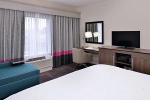 レブンワースにあるHampton Inn Leavenworthのベッド、デスク、テレビが備わるホテルルームです。