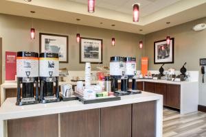 una caffetteria con un bancone con macchine per il caffè di Hampton Inn & Suites Greenville Airport a Greenville