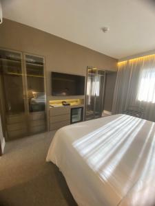 Postel nebo postele na pokoji v ubytování Golden Tulip São José dos Campos
