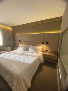 Postel nebo postele na pokoji v ubytování Golden Tulip São José dos Campos