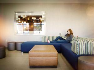 Posezení v ubytování Longview Hilton Garden Inn