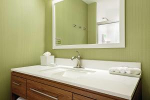 Koupelna v ubytování Home2 Suites by Hilton Minneapolis Bloomington