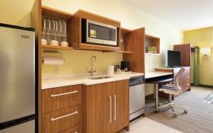 Kuchyň nebo kuchyňský kout v ubytování Home2 Suites by Hilton Minneapolis Bloomington