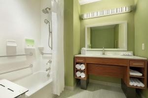 Koupelna v ubytování Home2 Suites by Hilton Minneapolis Bloomington