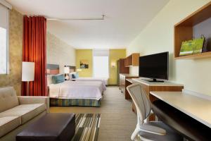 pokój hotelowy z łóżkiem i telewizorem w obiekcie Home2 Suites by Hilton Minneapolis Bloomington w mieście Bloomington