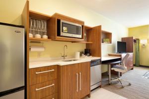 Kuchyň nebo kuchyňský kout v ubytování Home2 Suites by Hilton Minneapolis Bloomington