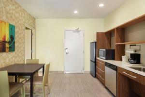 Kuchyň nebo kuchyňský kout v ubytování Home2 Suites by Hilton Minneapolis Bloomington