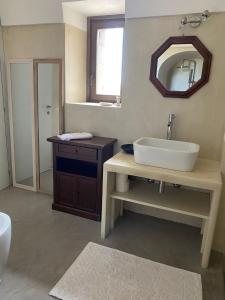 パンテレリアにあるDammuso Anirのバスルーム(洗面台、鏡付)