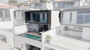 een luchtzicht op een wit appartementencomplex bij Tiz house in Funchal