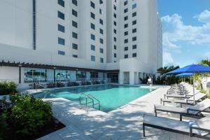 einem Pool vor einem Gebäude in der Unterkunft Hilton Garden Inn Miami Dolphin Mall in Miami