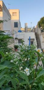 um edifício com escadas e flores em frente em Casa vacanze Ale&Va em Alezio