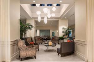 een lobby met een wachtkamer met stoelen en een tafel bij Homewood Suites by Hilton Miami Dolphin Mall in Miami