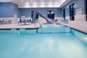 a swimming pool with a slide in a hotel room at Hampton Inn & Suites Sioux City South, IA in Sioux City