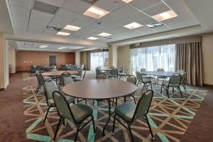 Hampton Inn & Suites Artesia في أرتيشيا: قاعة اجتماعات فيها طاولات وكراسي