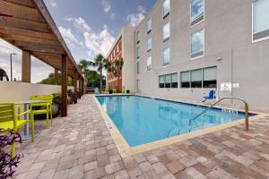 une piscine devant un immeuble dans l'établissement Home2 Suites by Hilton Orlando International Drive South - Free Shuttle to Theme Parks, à Orlando