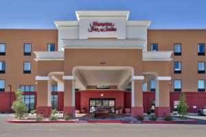 a front view of a hotel at Hampton Inn & Suites Las Cruces I-10, Nm in Las Cruces