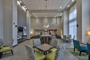 - une salle à manger avec une table et des chaises dans le hall dans l'établissement Hampton Inn & Suites Las Cruces I-10, Nm, à Las Cruces