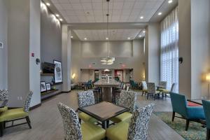 uma sala de jantar com mesa e cadeiras no átrio em Hampton Inn & Suites Las Cruces I-10, Nm em Las Cruces