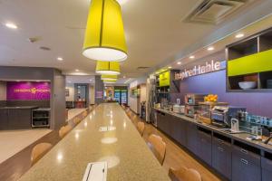 湖城希尔顿欣庭套房酒店餐厅或其他用餐的地方