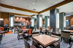 a restaurant with tables and chairs and a bar at Homewood Suites by Hilton Nashville Franklin in Franklin