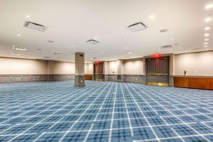 uma sala de conferências vazia com azulejos azuis no chão em The Campbell House Lexington, Curio Collection by Hilton em Lexington