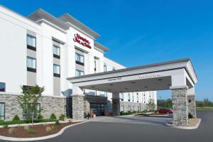 ein Hotel mit einem Willkommensschild in der Unterkunft Hampton Inn and Suites Michigan City in Michigan City