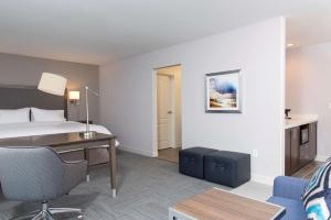 Un pat sau paturi într-o cameră la Hampton Inn and Suites Michigan City