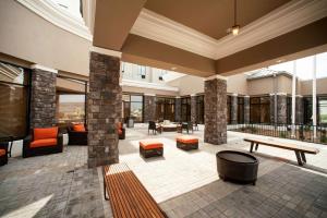 un hall avec des bancs, des tables et des fenêtres dans l'établissement Hilton Garden Inn San Antonio-Live Oak Conference Center, à San Antonio