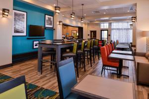 a dining room with tables and chairs in a restaurant at Hampton Inn Pittsburgh - Wexford - Cranberry South in Wexford