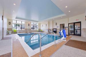 a large swimming pool in a hotel room with a pool at Hampton Inn Pittsburgh - Wexford - Cranberry South in Wexford