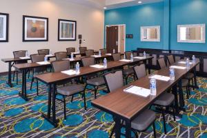 Un aula con mesas y sillas en una habitación. en Hampton Inn Pittsburgh - Wexford - Cranberry South, en Wexford 21 fotos más