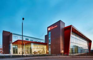 Un edificio con un cartel en el frente. en Hilton Garden Inn Sunderland, en Sunderland